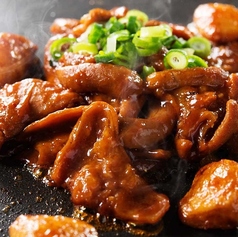 定番 黒豚トロと牛モツ黄金焼き