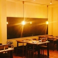 【時間と共に変化する光の演出♪】夕暮れ時は茜色の空が、夜は暖かく店内を包むランプの光が特別な雰囲気を演出します。時間と共に移り変わる空間をお楽しみください。