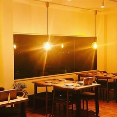 【時間と共に変化する光の演出♪】夕暮れ時は茜色の空が、夜は暖かく店内を包むランプの光が特別な雰囲気を演出します。時間と共に移り変わる空間をお楽しみください。