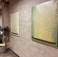 壁面を彩る華やかな絵画。ハイセンスな内装デザイン