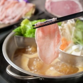 【こだわりのしゃぶしゃぶ食べ放題!】特製の雲丹しゃぶをはじめ、こだわりの出汁で楽しむ豪華しゃぶしゃぶが堪能できる!合計6種類のしゃぶしゃぶ出汁から2種類選べ、自分好みの組み合わせをお楽しみいただけます。
