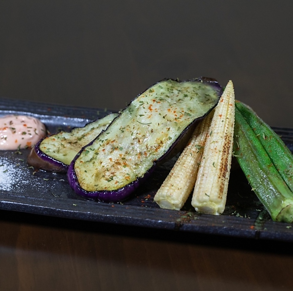 鉄板で豪快に焼き上げた夏野菜も期間限定でご用意しております