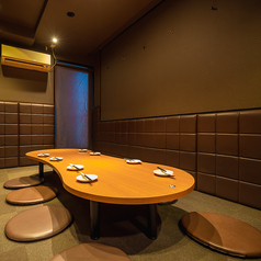 ひょうたん型のテーブルが特徴の個室です。
