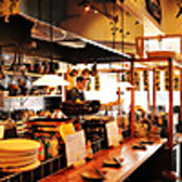 目の前で豪快に料理を仕上げるカウンター席から、仲間とゆったりした時間を過ごせる掘りごたつの席も♪