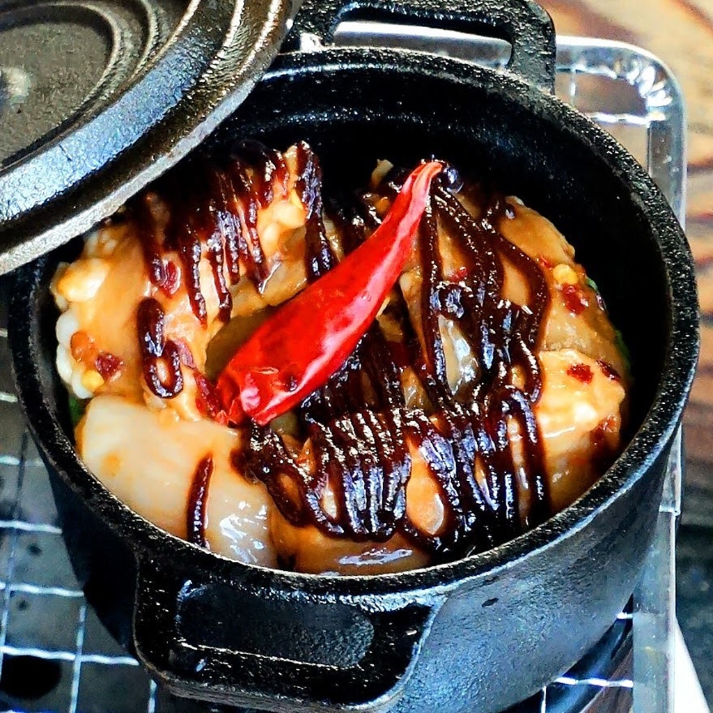 ダッジオーブンで焼くホルモンは名物の美味しさ！