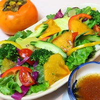 柿など旬の素材を活かした見た目にも鮮やかな一品。