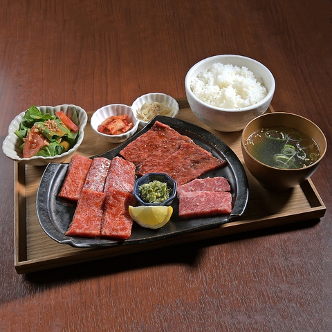 希少なタン元のみを贅沢に切り出した厚切りステーキや、銘酒の数々！