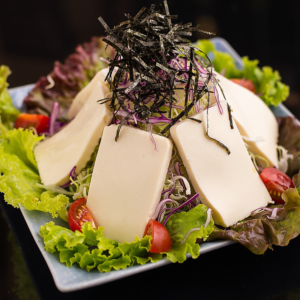 あっさりとしたお豆腐のサラダは、人気の品。さっぱりヘルシーなのが、人気の秘訣！