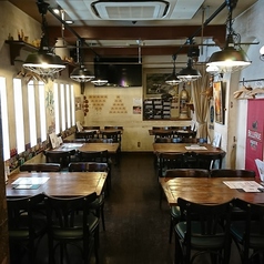 インダストリアル雰囲気のビアホール空間・少人数テーブル席