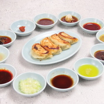 109円（税込）から楽しめる餃子は、5種類の具材と12種類のタレから選べます♪組み合わせを楽しんで◎