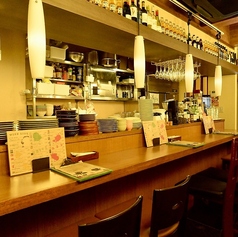 【目の前で楽しむ臨場感】スタッフとの距離が近く、料理が出来上がる様子を目の前で楽しめるのがカウンター席の魅力です♪ぜひ当店でゆったりとお過ごしください。