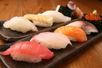 老舗すし店で修業した店主がにぎる寿司を居酒屋で楽しめます(^^)v飲んだ〆のにぎり寿司は人気です！