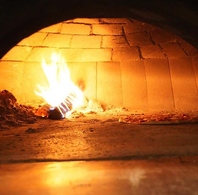 【薪窯で香ばしく焼き上げ！】本格ピザを3サイズで