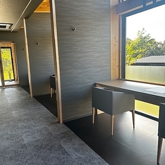 お外の景色をたのしみながらお二人の時間をゆったり過ごすことができるお席なっております。