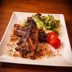 【豪快な骨付き肉の旨味】スペアリブのグリル〜旨辛スパイシーソルト〜◆980円(税込)の写真