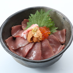 飛騨牛とウニの贅沢丼