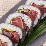 カツオの旨味とのりの風味が絶妙に絡みご飯との相性もバッチリの土佐巻きは見た目も美しく絶品です☆