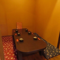 個室6名席を1卓ご用意!ほどよい広さで、仲間内での飲み会やご家族でのお食事、小規模な集まりに使いやすいお席♪周囲を気にせず会話や食事を楽しめる落ち着いた空間で、ゆったりとした時間を過ごせます◎気軽な集まりからちょっとしたお祝いまで幅広く対応可能♪