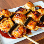 焼き鳥と鮮魚をお手軽価格でご提供。時間をかけて1本1本仕込んだ串は、炭火で丁寧に仕上げております