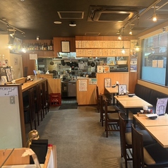 1階は少人数からグループまで目的に合わせて選べる様々なお席をご用意♪お仕事帰りのチョイ飲みやデートにも最適なカウンター席、グループ飲みや女子会にもぴったりなテーブル席など、様々なシーンにぴったり♪アットホームな雰囲気で会話も食事も盛り上がること間違いなし!ぜひご利用ください☆