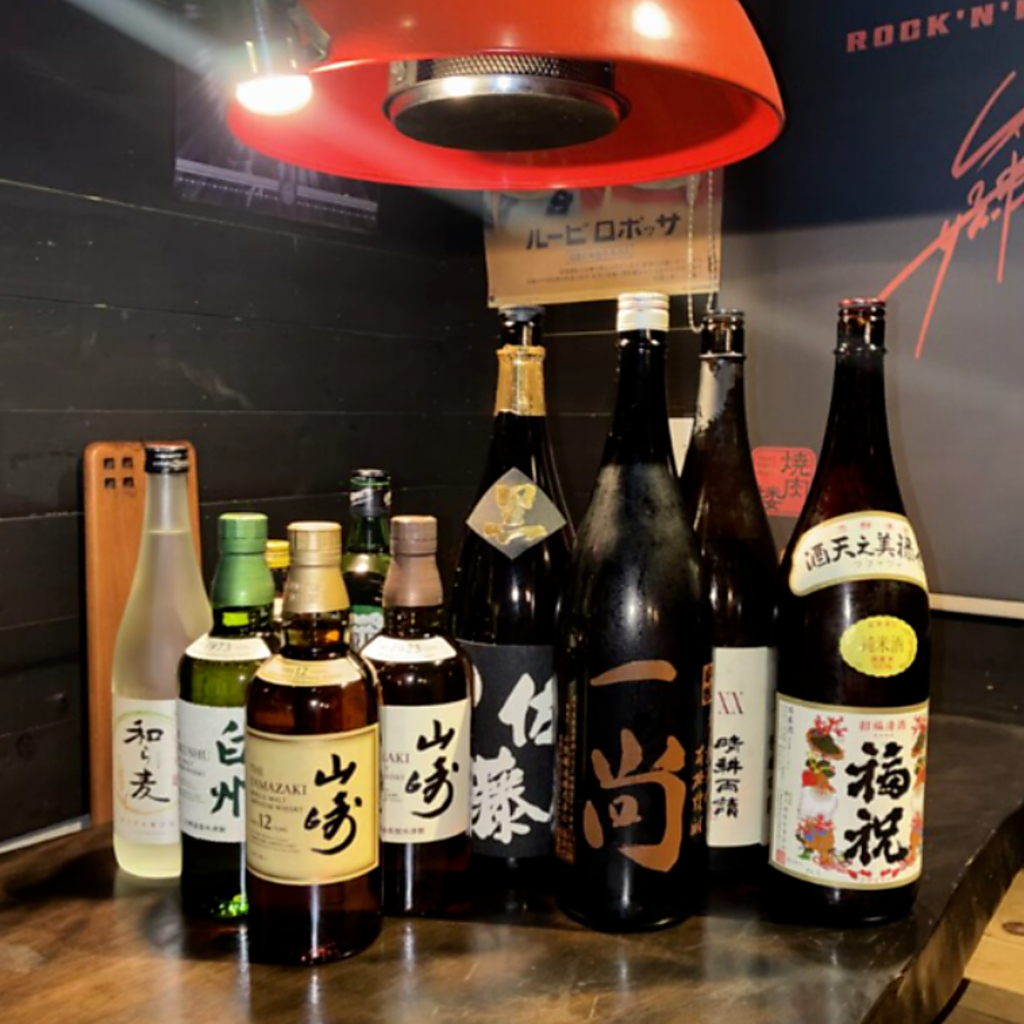 種類豊富なウイスキー・焼酎を眺める臨場感あふれるカウンター席。お一人様やカップルにおすすめ。