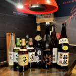 種類豊富なウイスキー・焼酎を眺める臨場感あふれるカウンター席。お一人様やカップルにおすすめ。