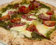 トマト・サラミ・モッツァレラのピッツァ