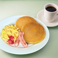 パンケーキプレート：ドリンク代＋￥480　パンケーキ＆ソーセージ
