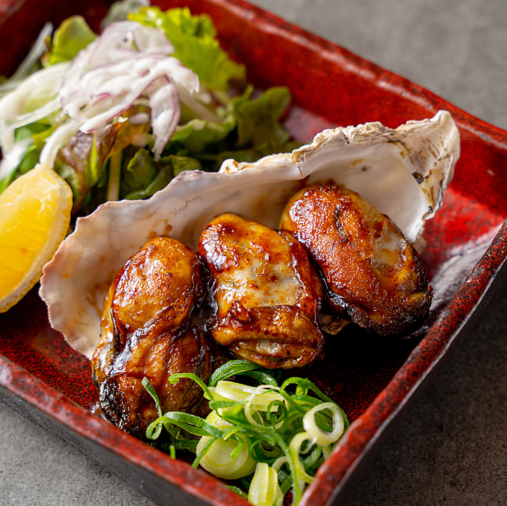 身の大きさと贅沢な旨味が特徴の「堀口牡蠣」を使用。絶品「牡蠣バター炒め(3粒)」は1280円(税込)。