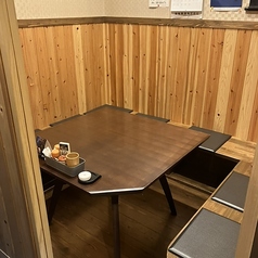 香ばしい焼鳥の香りとともに、静かな個室で贅沢なひとときを。周囲を気にせず、会話も食事も心ゆくまでお楽しみいただけます。