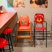 当店では、お子様用のお席もご用意しております。カラフルで可愛いデザインの椅子は、お子様が楽しみながら食事できるよう配慮されています。また、安全性にも配慮して、快適にお食事を楽しめる環境を整えております。家族で一緒に美味しいラーメンを囲んで、楽しい時間をお過ごしください。ぜひお気軽にご利用くださいね！