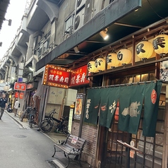 気心の知れたご友人との語らいにぴったりな、落ち着いた2人掛け席です。お互いのペースで好きな寿司をつまみ、お酒を酌み交わす贅沢な時間。周囲を気にせず、プライベートな会話をゆったり愉しめます。