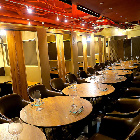 ä»å°æå¤§ç´ãã«ï¼å®´ä¼æå¤§200åOKï¼å½åºã®çæ¿ã®ä¸ã¤ã§ãããã®æå¤§å¸æ°ã¯ãªããªããããã¾ãããä¼ç¤¾æ§ã®å種ãå®´ä¼ã«ãå©ç¨ãã ããããªã¼ãã¼ã®ãã ãããè©°ã¾ã£ãåºå
ãå®´ä¼ããç¥ããã¼ãã£ã¼ãªã©ã«æé©ã§ããå室å¸ã®ã¿ã®ãäºç´ããæ°è»½ã«ãç¸è«ä¸ãããã¨ã¦ã人æ°ã®é«ããå¸ã¨ãªã£ã¦ããã¾ãï¼