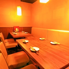 落ち着いた雰囲気の店内にはBOX席をご用意しております。周りのお席とは離れておりますので、個室でなくてもゆったりとご宴会をお楽しみいただけます。ぜひかまどかで素敵な宴会のひと時をお過ごしください♪予約受付中！