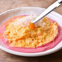 【5】仕上げにお客様ご自身で卵黄を割っていただくと、