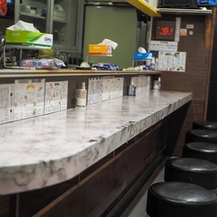 10席ほどのカウンター席。女性一人でも入りやすく仕事終わりの夜ご飯として利用される方も多数。