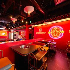 【テーブル席】2名様テーブル、4名様テーブルのご用意がございます。背もたれ付きなのでゆったりとお座りいただけます。