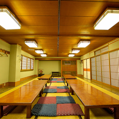 20名様から60名様までの団体予約で、2階の座敷や3階の小部屋を貸切でご利用いただけます！広々としたスペースで、各種宴会に最適な環境となっています。特別なひとときをお過ごしくださいませ◎