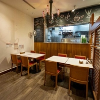 気軽に入りやすいテーブル席多数