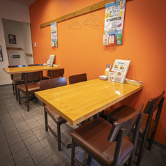 清潔感のある広々としたテーブル席は、ランチタイムの食事や、17時からのハッピーアワーを楽しむのに最適な特等席。