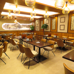 【テーブル】広々としたテーブル配置が施されており、プライベート感を大切にしながら、友人や家族との会話を楽しむことができます。どのお席でも心地よくお過ごしいただけます。