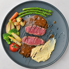 極上のロゼ色ステーキと季節野菜の一皿