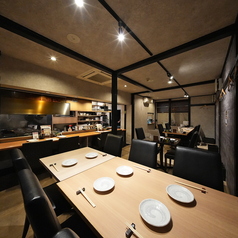 広々とした天板を使用したテーブル席は、友人同士の飲み会や女子会にぴったりです。木目調の温かみのある空間で、リラックスして食事を楽しめます◎椅子は座り心地の良いレザー調で、長時間のお喋りでも疲れにくいのが嬉しいポイント。