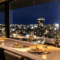 夜景に浮かぶダイニング