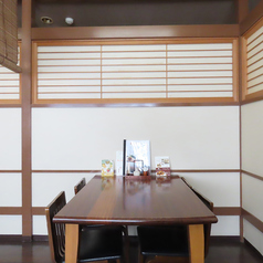 4名様掛けのテーブル席をご用意いたしております。お仲間とのお食事やちょっとした飲み会などに最適なお席です。