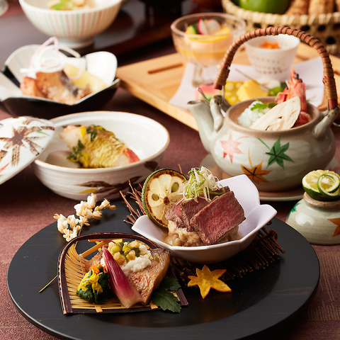 風情あふれる日本庭園を眺めながら、日本料理ならではの繊細な技と四季折々の味覚を。