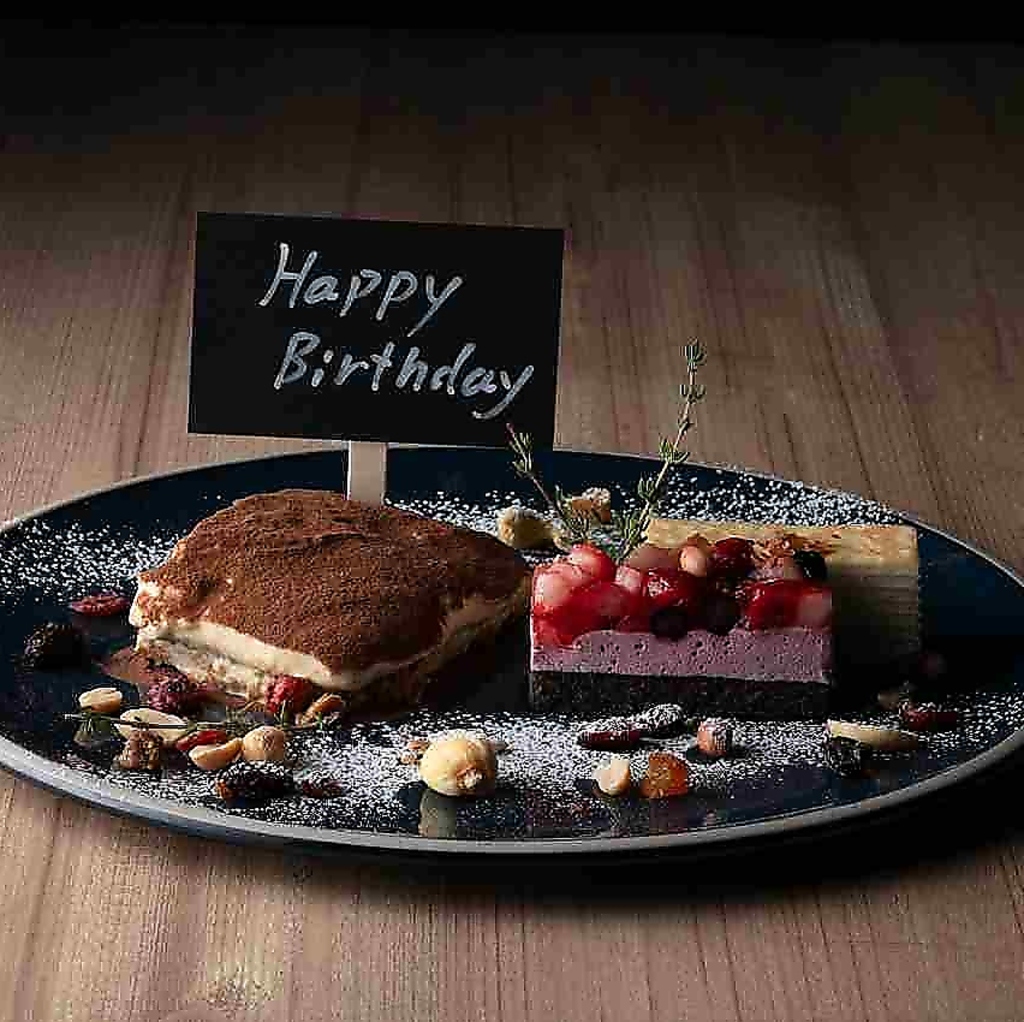 誕生日、記念日は当店にお任せください。メッセージ入りデザートプレートご用意しております。