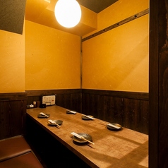居心地の良さを追求した広々としたテーブル席は、気心知れたご友人との飲み会や、同僚との語らいの場として最適な空間です。隣のお席との間隔も十分に確保しており、周囲を気にすることなくリラックスしてお過ごしいただけます。