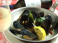 料理メニュー写真 新鮮ムール貝と浅利の白ワイン蒸し