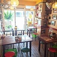 落ち着いた雰囲気と、居心地の良さが調和したテーブル席です。友人やご家族との楽しいひとときを、心ゆくまでお楽しみいただけます。温かみのある木材を使用した内装が、リラックスした空気感を演出します。アジアンテイストのインテリアに囲まれており、エキゾチックな雰囲気を感じながら、お食事をお楽しみいただけます。